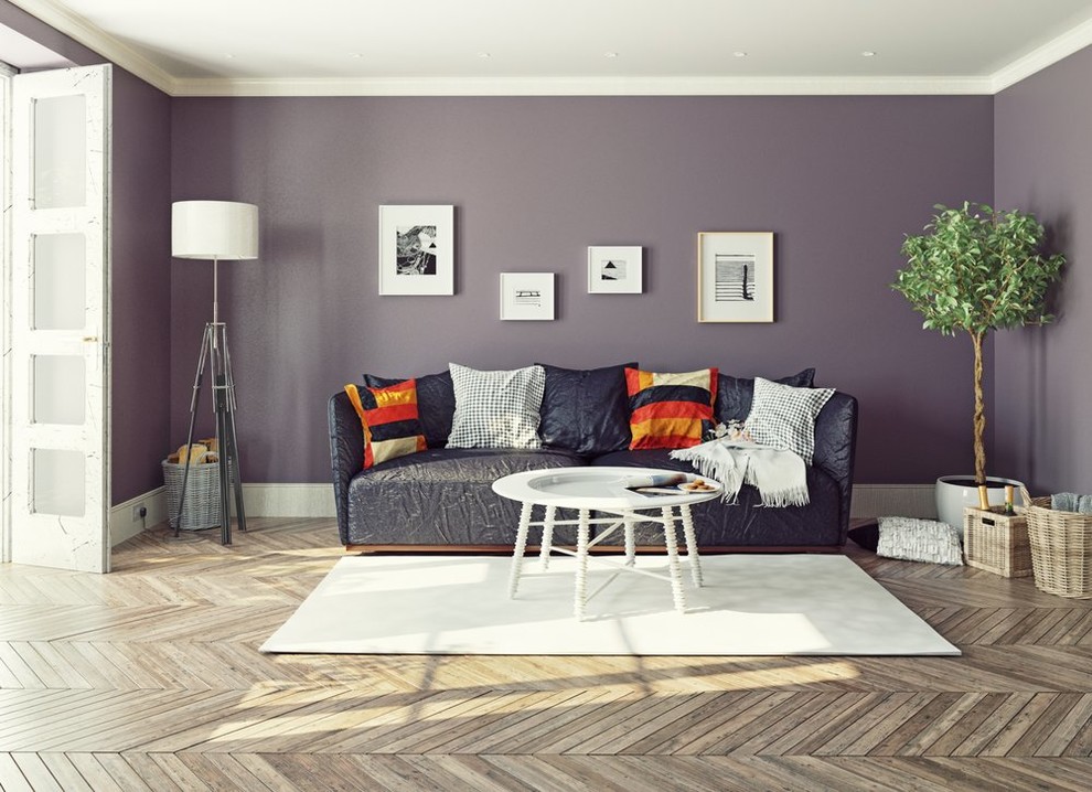 Ejemplo de salón pequeño con paredes púrpuras y suelo multicolor