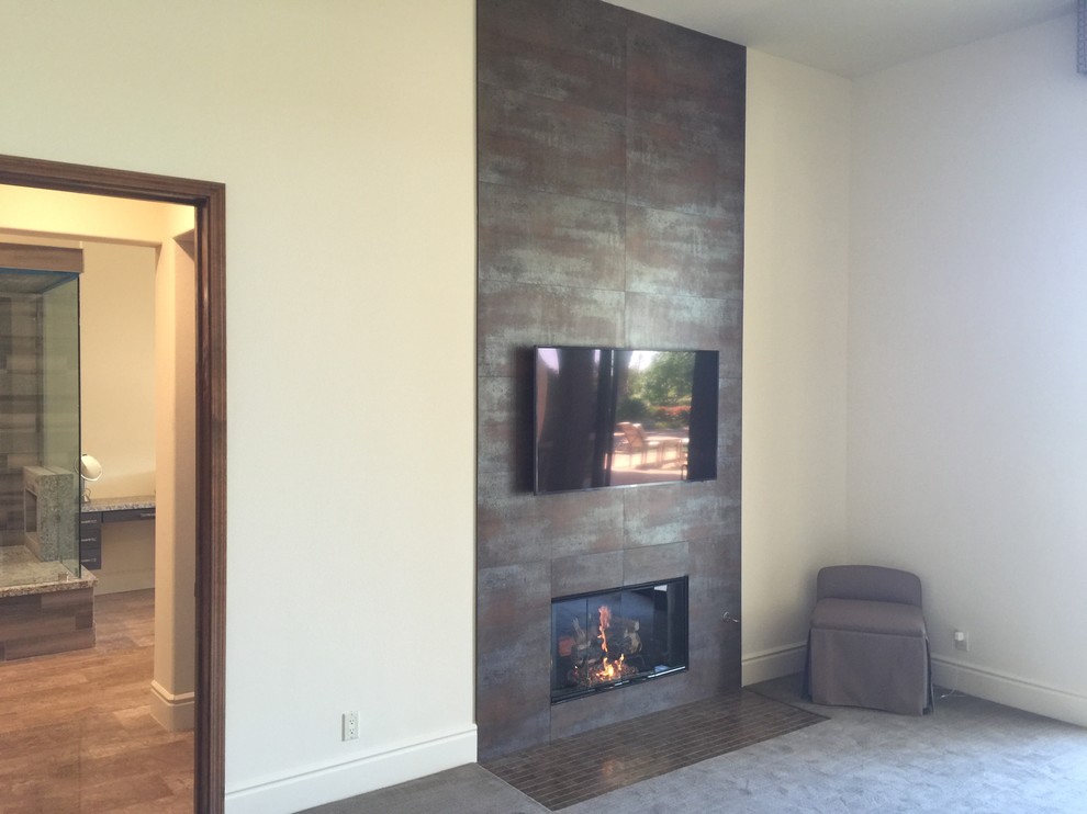 Imagen de salón abierto contemporáneo de tamaño medio con paredes beige, moqueta, todas las chimeneas, marco de chimenea de hormigón y televisor colgado en la pared