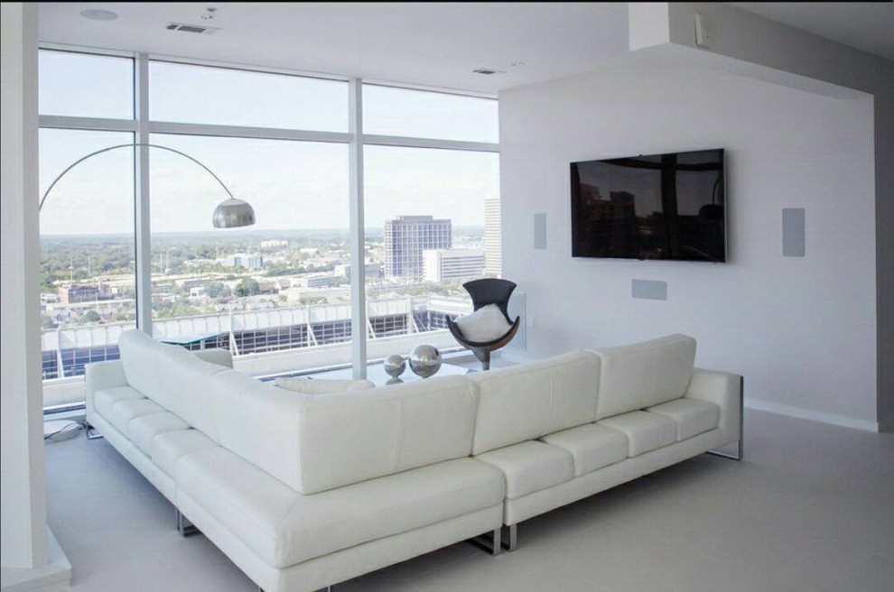 Ispirazione per un soggiorno moderno di medie dimensioni e aperto con sala formale, pareti bianche, moquette, nessun camino, TV a parete e pavimento beige