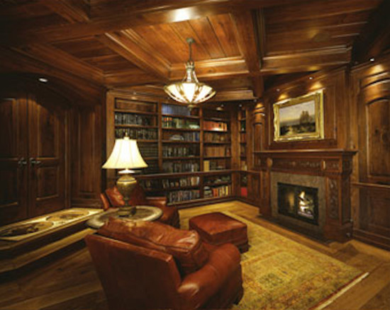 Cette photo montre un salon chic fermé avec une bibliothèque ou un coin lecture, un mur marron et aucun téléviseur.