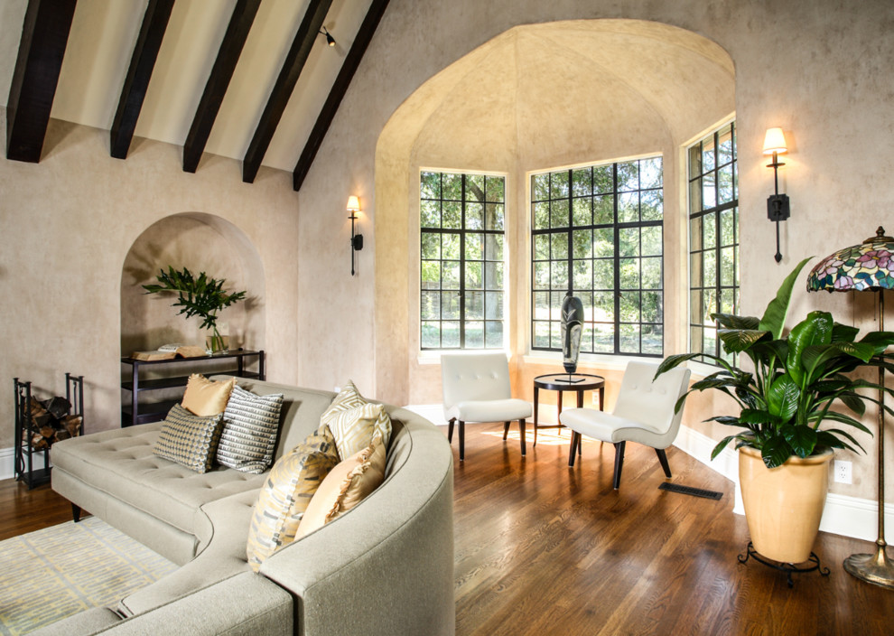 Großes, Repräsentatives, Abgetrenntes Modernes Wohnzimmer mit beiger Wandfarbe, braunem Holzboden, Kamin und verputzter Kaminumrandung in San Francisco