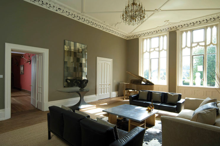 Inredning av ett klassiskt mellanstort vardagsrum, med bruna väggar, mörkt trägolv och brunt golv