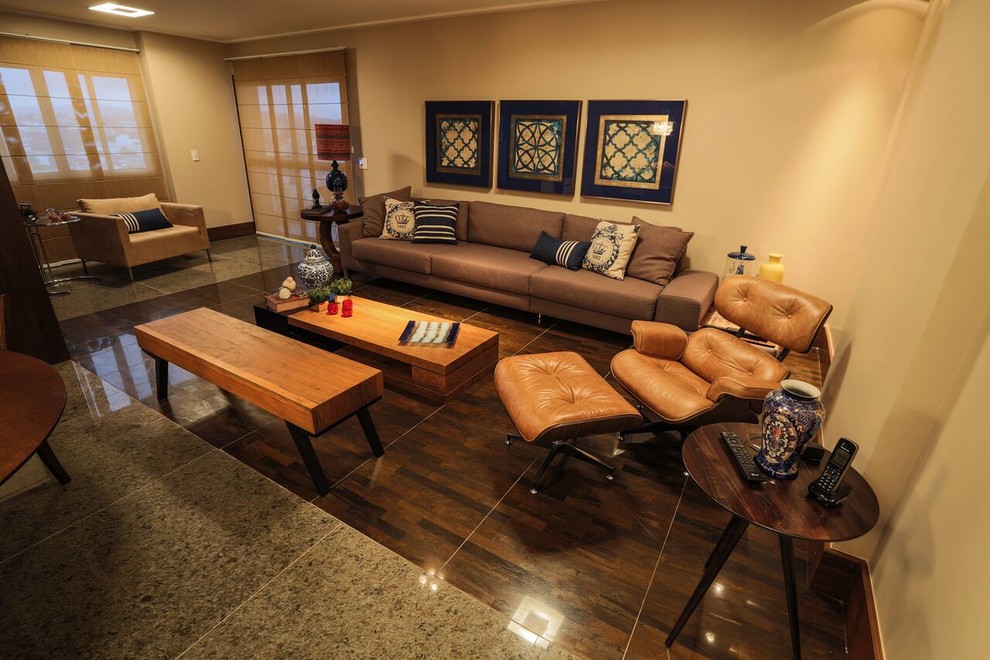 Foto de salón para visitas cerrado tradicional renovado de tamaño medio sin chimenea y televisor con paredes amarillas, suelo de madera oscura y suelo marrón