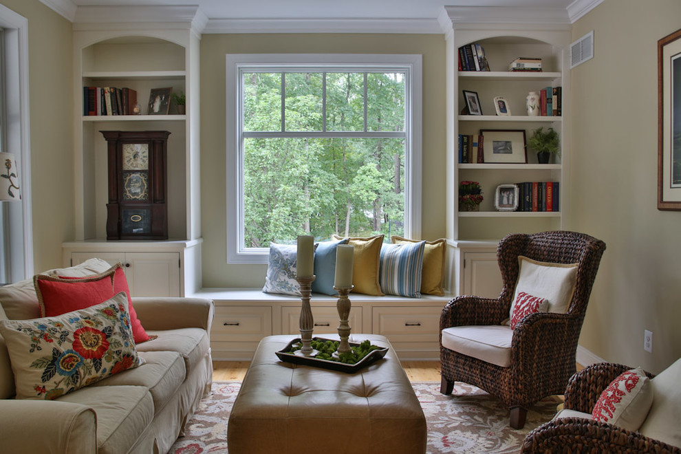Inspiration för ett litet vintage separat vardagsrum, med ett finrum, beige väggar och ljust trägolv