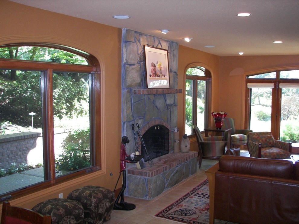サクラメントにある中くらいなトラディショナルスタイルのおしゃれなリビング (茶色い壁、淡色無垢フローリング、標準型暖炉、石材の暖炉まわり) の写真
