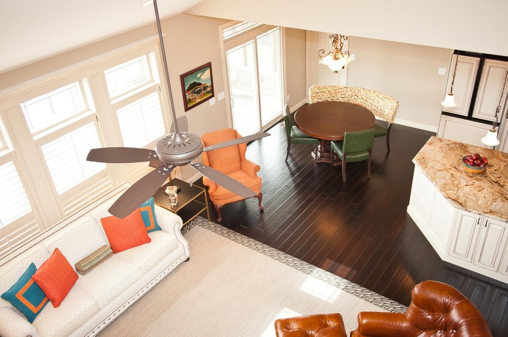 Стильный дизайн: парадная, двухуровневая гостиная комната среднего размера в стиле фьюжн с черными стенами и темным паркетным полом без камина, телевизора - последний тренд