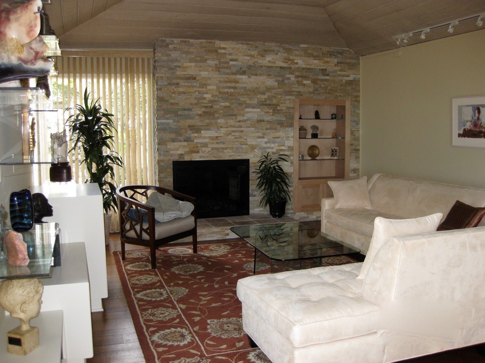 Mittelgroßes, Repräsentatives, Fernseherloses, Abgetrenntes Modernes Wohnzimmer mit beiger Wandfarbe, braunem Holzboden, Kamin und Kaminumrandung aus Stein in San Francisco
