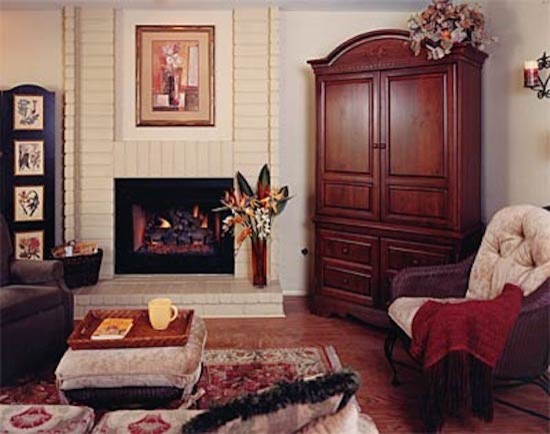 На фото: парадная, изолированная гостиная комната среднего размера в классическом стиле с белыми стенами, паркетным полом среднего тона, стандартным камином и фасадом камина из кирпича