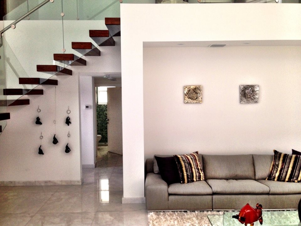 マイアミにある高級な巨大なトランジショナルスタイルのおしゃれなLDK (白い壁、リノリウムの床、暖炉なし) の写真