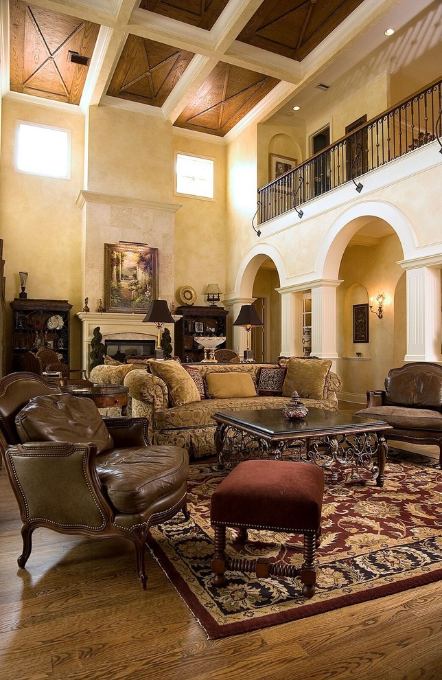 Immagine di un grande soggiorno classico aperto con sala formale, pareti gialle, pavimento in legno massello medio, nessuna TV e pavimento marrone