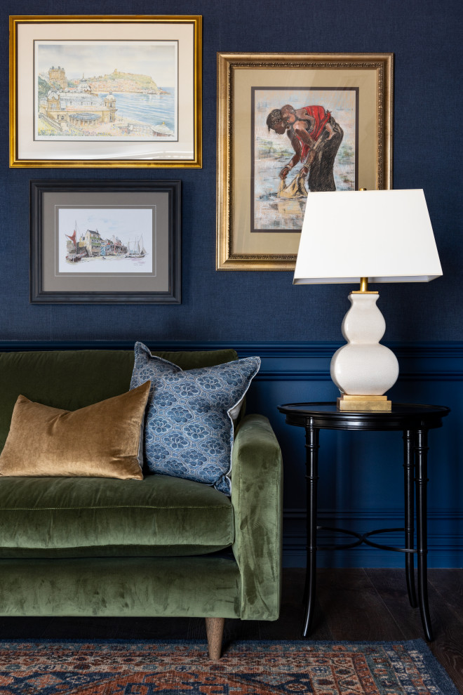 Foto di un soggiorno stile marinaro con pareti blu e pavimento in laminato