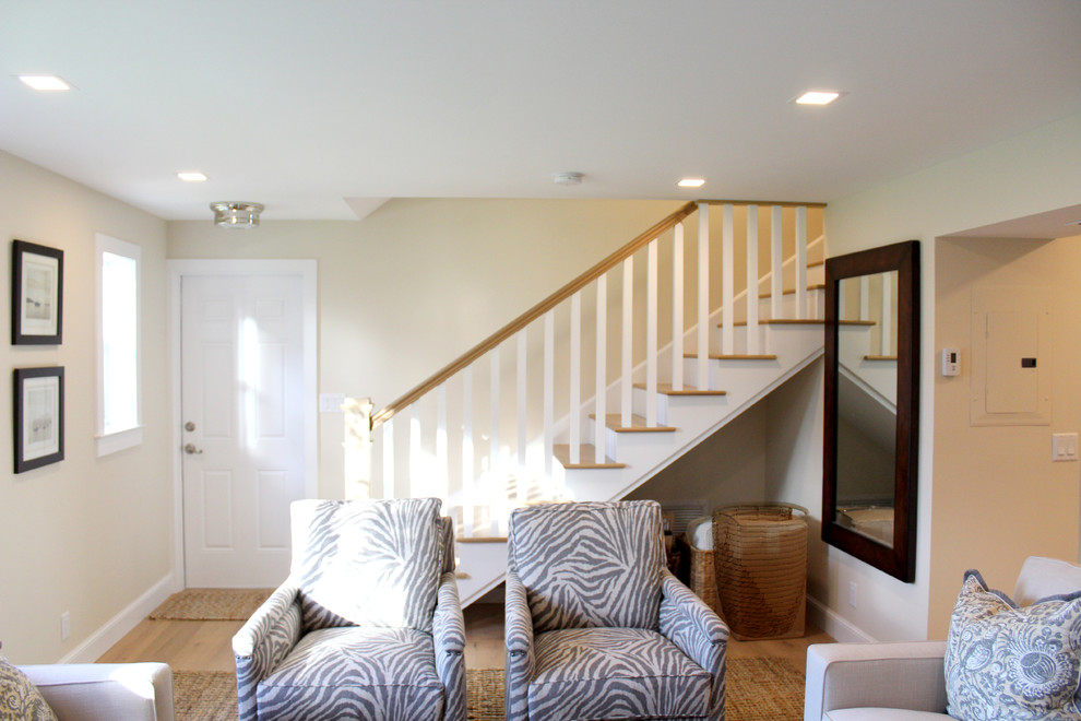 Ispirazione per un soggiorno design di medie dimensioni e aperto con sala formale, pareti beige e parquet chiaro