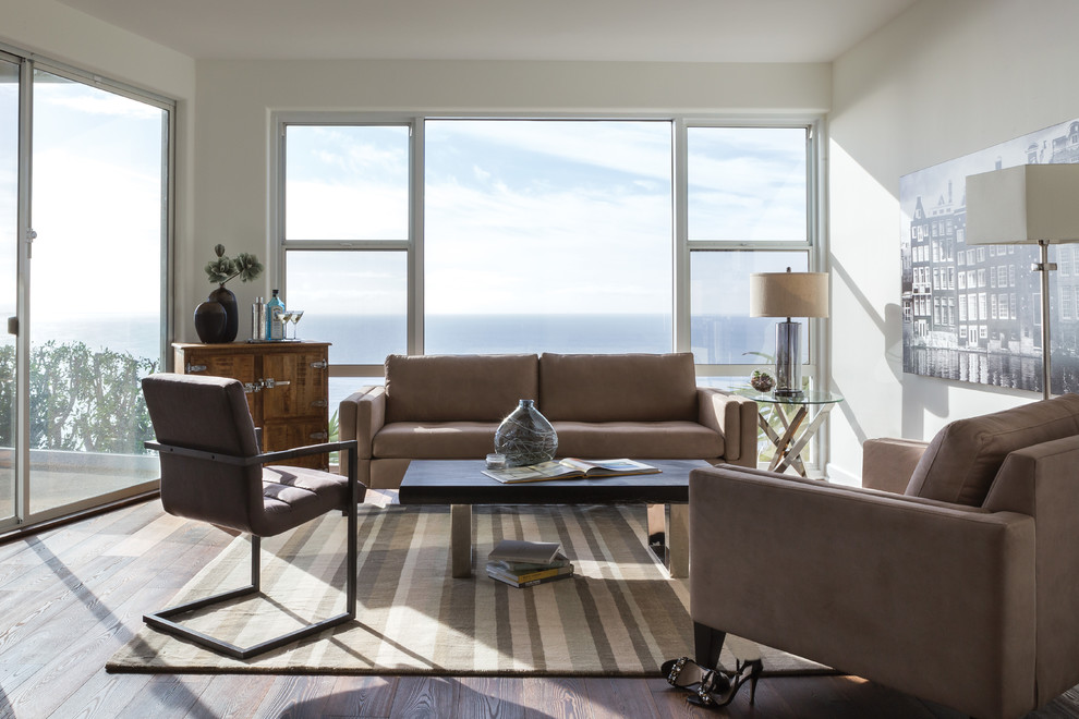 Mittelgroßes, Fernseherloses, Abgetrenntes Modernes Wohnzimmer ohne Kamin mit weißer Wandfarbe und dunklem Holzboden in Los Angeles