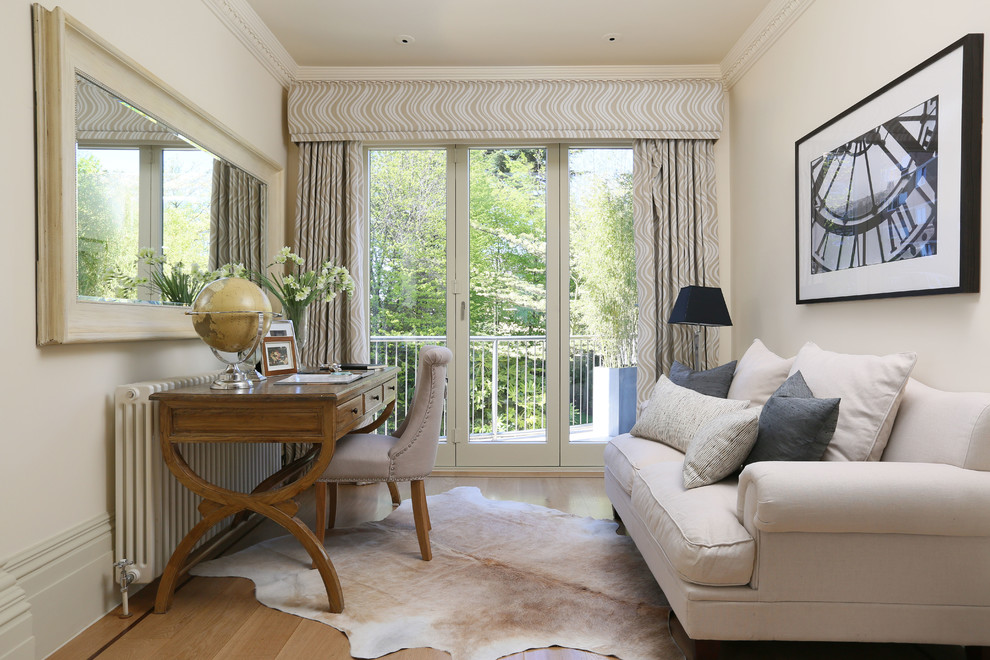Immagine di un piccolo soggiorno chic con pareti beige