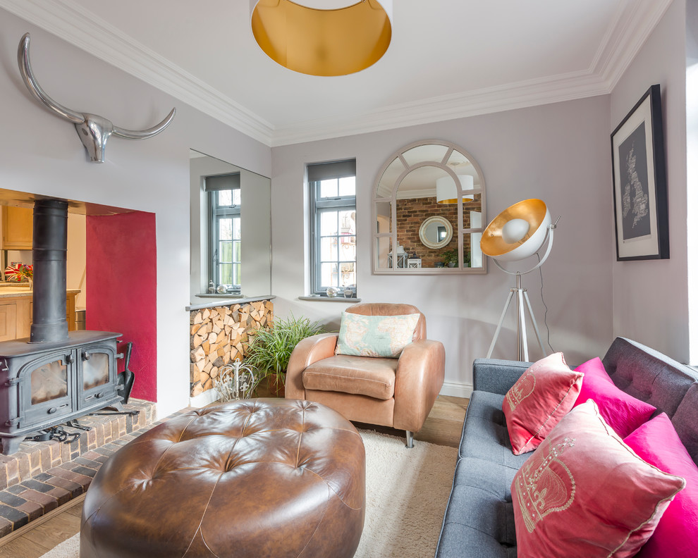 Ispirazione per un piccolo soggiorno minimal chiuso con pareti viola, parquet chiaro, pavimento beige e stufa a legna