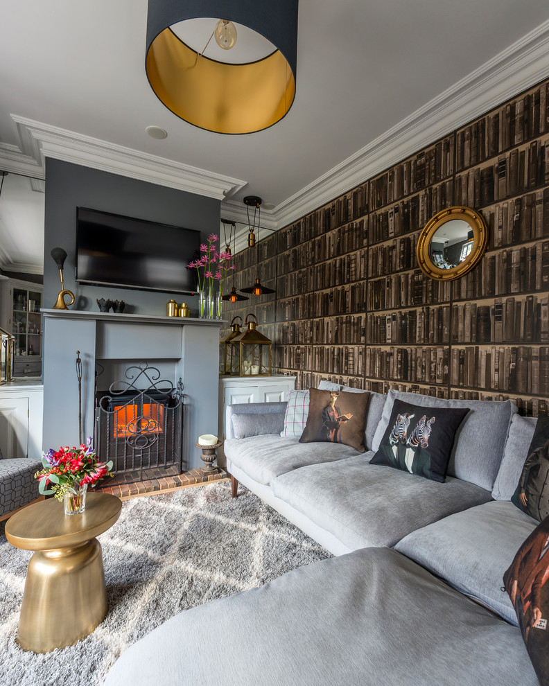 На фото: гостиная комната в стиле фьюжн с серыми стенами, печью-буржуйкой и телевизором на стене