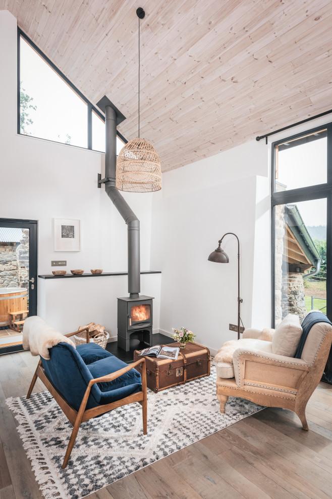 Imagen de salón abierto de estilo de casa de campo de tamaño medio con todas las chimeneas