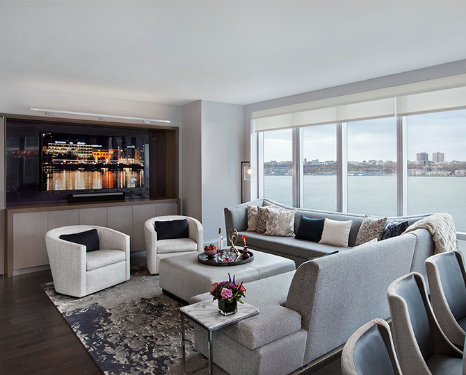 Идея дизайна: открытая гостиная комната среднего размера в современном стиле с серыми стенами, темным паркетным полом и телевизором на стене