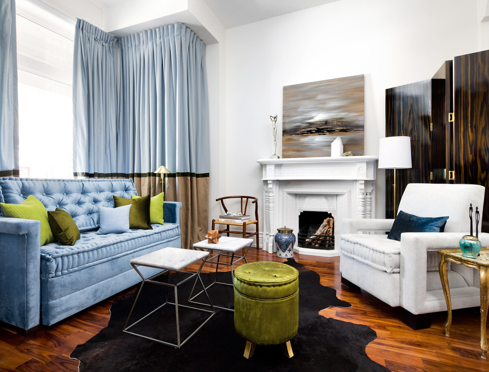 Modernes Wohnzimmer mit weißer Wandfarbe, braunem Holzboden und Kamin in Toronto