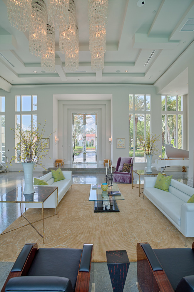 Стильный дизайн: огромная гостиная комната в современном стиле с белыми стенами - последний тренд