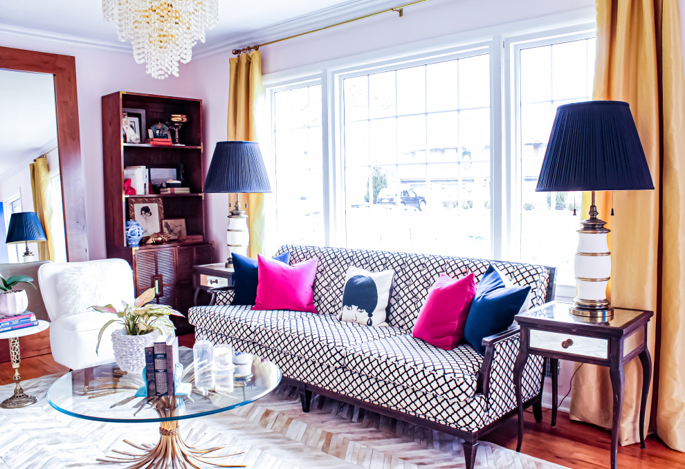 Источник вдохновения для домашнего уюта: гостиная комната в стиле фьюжн с розовыми стенами и светлым паркетным полом без камина, телевизора