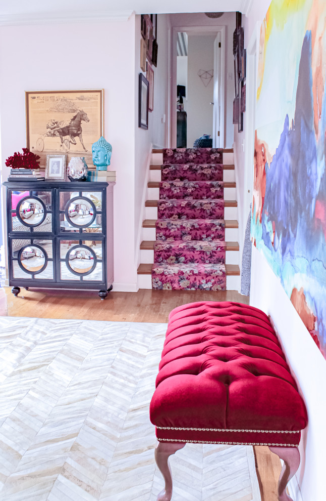 Bild på ett eklektiskt vardagsrum, med rosa väggar och ljust trägolv