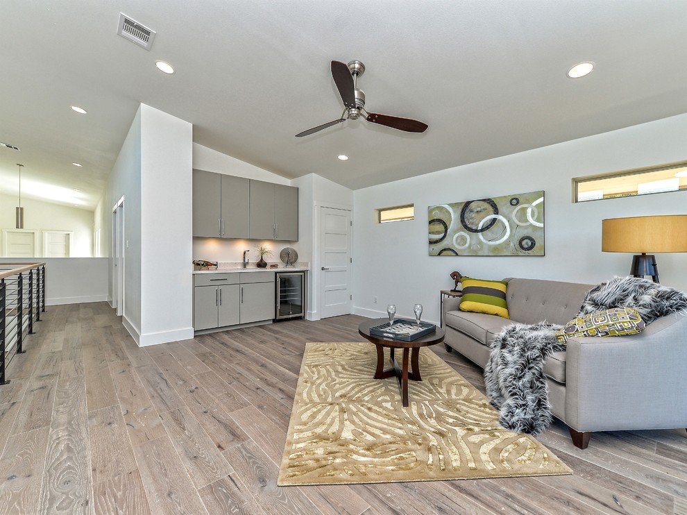 Mittelgroßes, Repräsentatives, Fernseherloses Klassisches Wohnzimmer ohne Kamin, im Loft-Stil mit weißer Wandfarbe, hellem Holzboden und braunem Boden in Austin