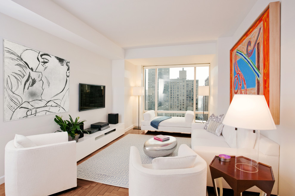Kleines, Abgetrenntes Modernes Wohnzimmer ohne Kamin mit weißer Wandfarbe, braunem Holzboden und TV-Wand in New York