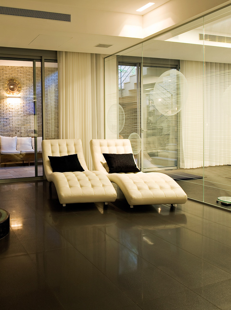 На фото: гостиная комната в стиле модернизм с белыми стенами