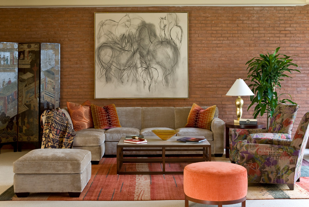 Geräumiges, Repräsentatives, Offenes Modernes Wohnzimmer mit roter Wandfarbe, Teppichboden und weißem Boden in Baltimore
