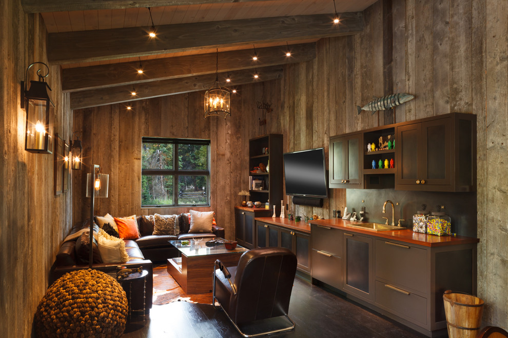 Bild på ett rustikt vardagsrum, med en hemmabar, mörkt trägolv och en väggmonterad TV
