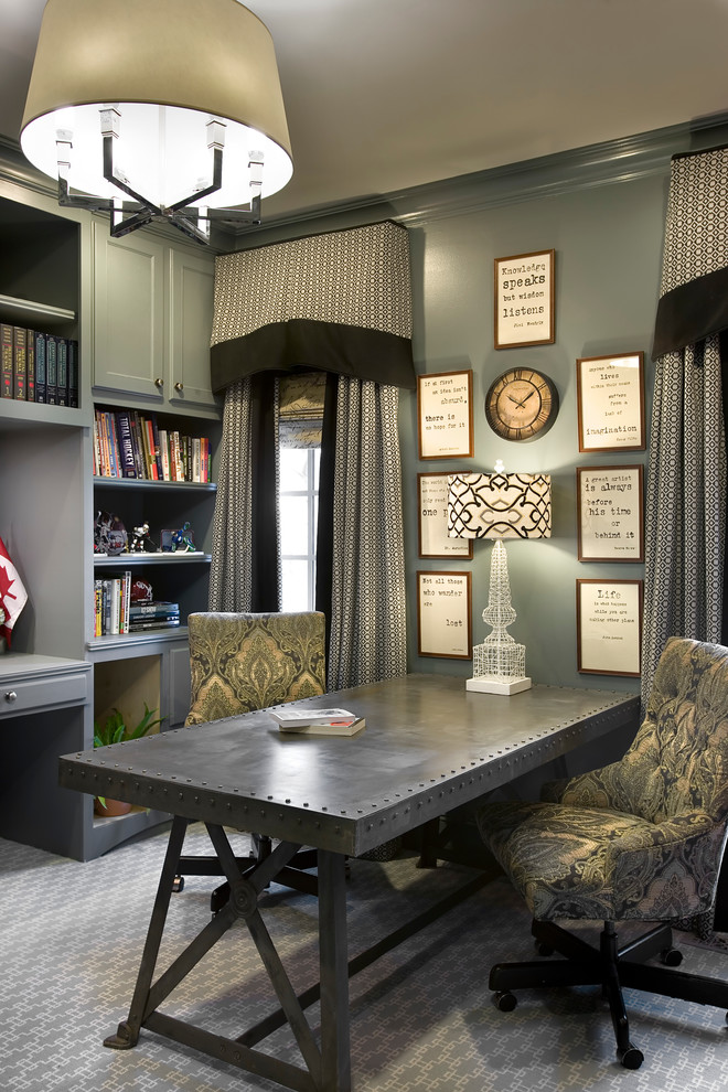Modernes Wohnzimmer mit grauer Wandfarbe und Teppichboden in Sonstige
