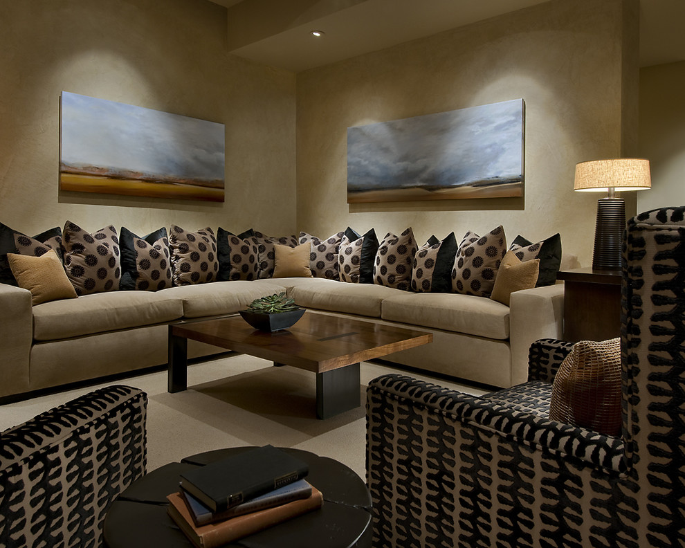 Свежая идея для дизайна: большая гостиная комната в современном стиле с бежевыми стенами - отличное фото интерьера