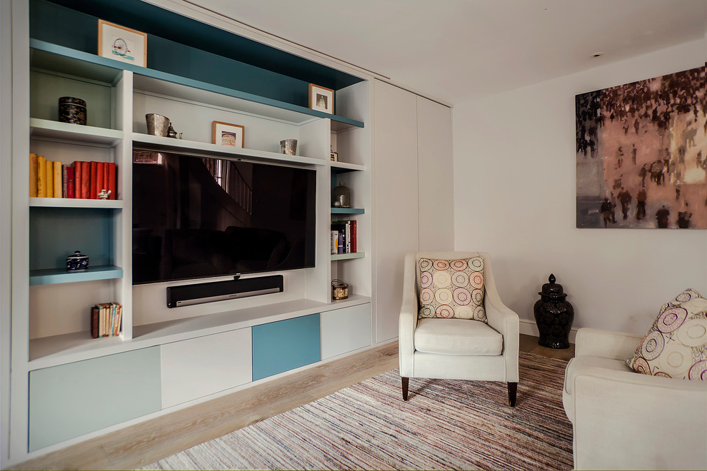 Пример оригинального дизайна: гостиная комната среднего размера в стиле неоклассика (современная классика) с серыми стенами и ковровым покрытием