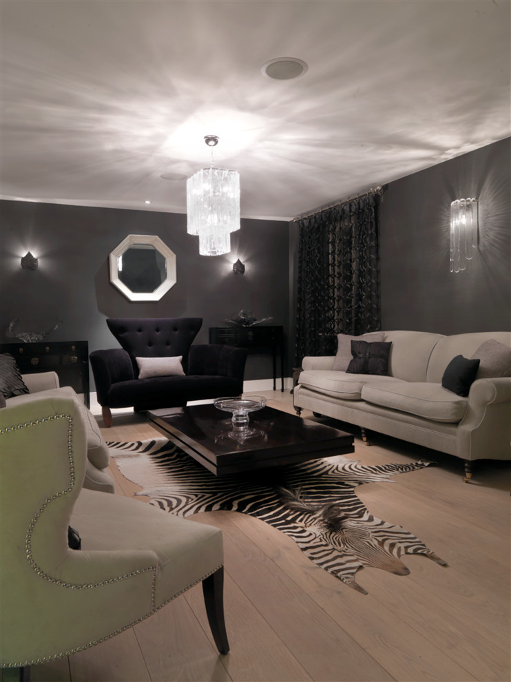 Стильный дизайн: парадная, изолированная гостиная комната среднего размера в стиле фьюжн с черными стенами и светлым паркетным полом без камина, телевизора - последний тренд