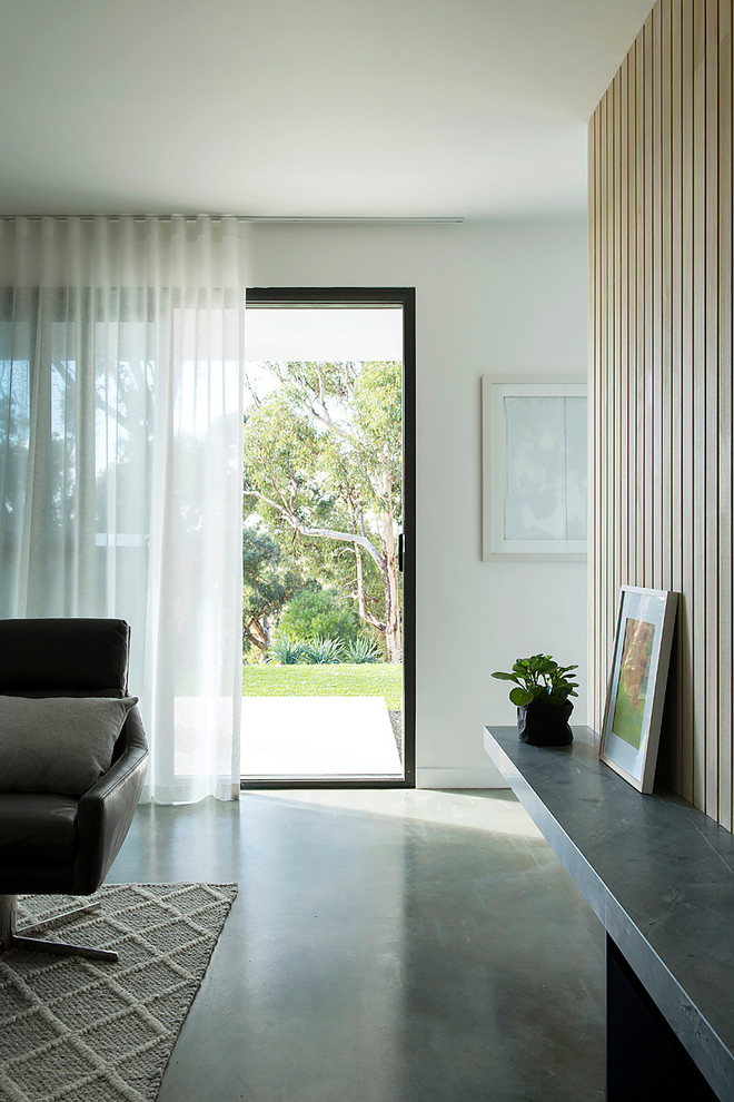 Mittelgroßes, Offenes Modernes Wohnzimmer mit weißer Wandfarbe, Betonboden, Multimediawand und grauem Boden in Perth