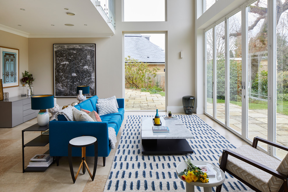 Großes Modernes Wohnzimmer mit beiger Wandfarbe und beigem Boden in Surrey