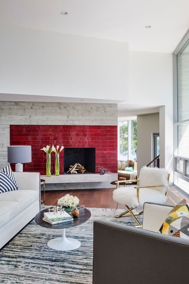 Mittelgroßes, Offenes, Repräsentatives, Fernseherloses Modernes Wohnzimmer mit weißer Wandfarbe, braunem Holzboden, Kamin und gefliester Kaminumrandung in Boston