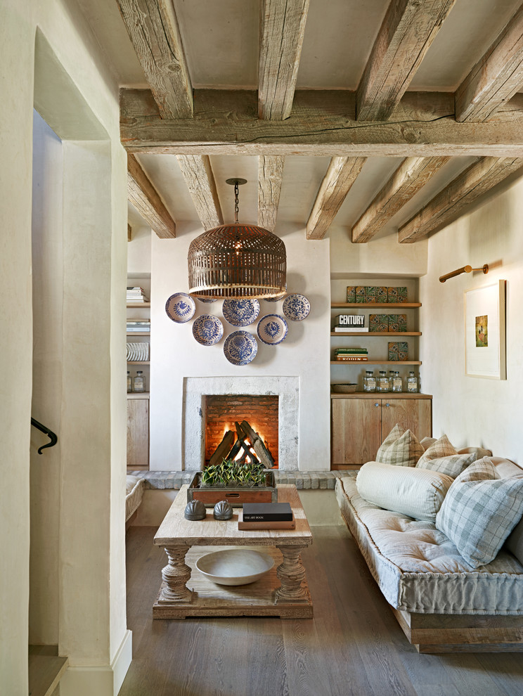 Foto di un soggiorno rustico con pareti beige e camino classico