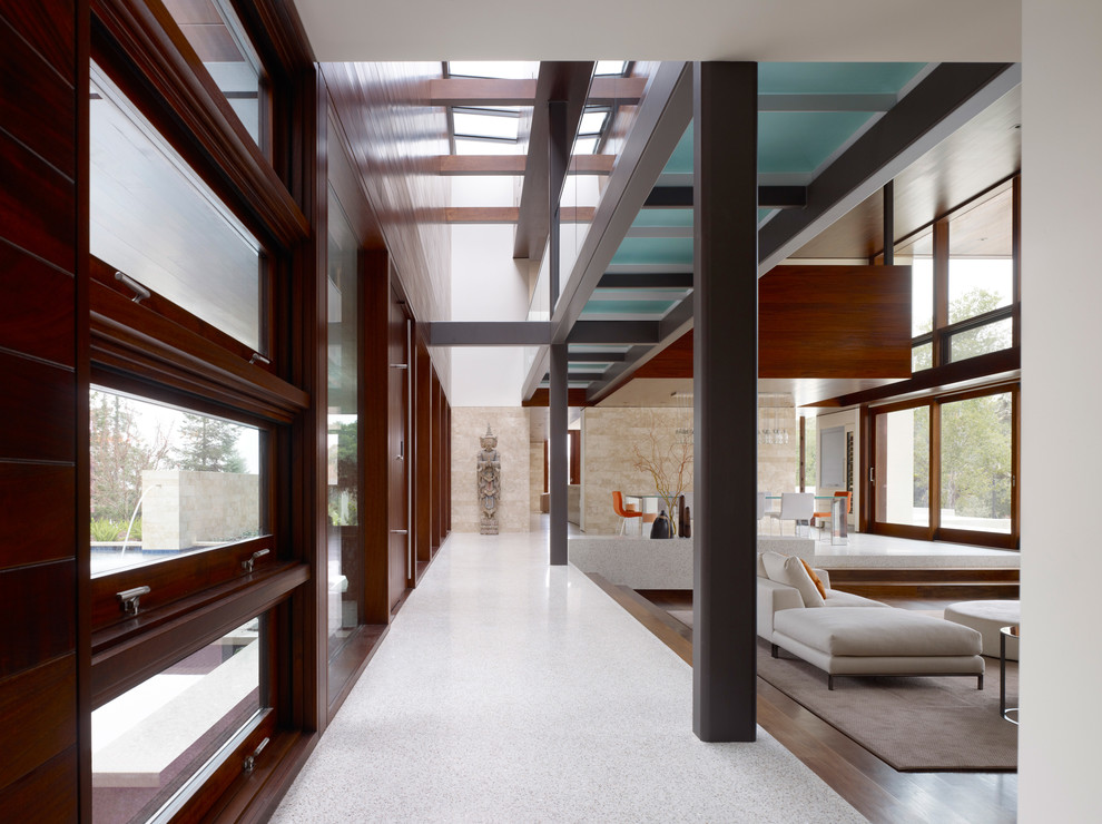 Стильный дизайн: большая открытая гостиная комната в стиле модернизм - последний тренд