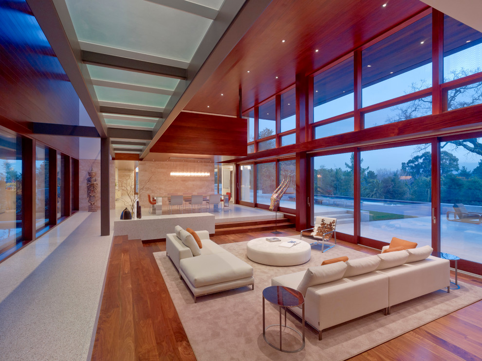 Inspiration pour un grand salon minimaliste ouvert avec un sol en bois brun et aucun téléviseur.