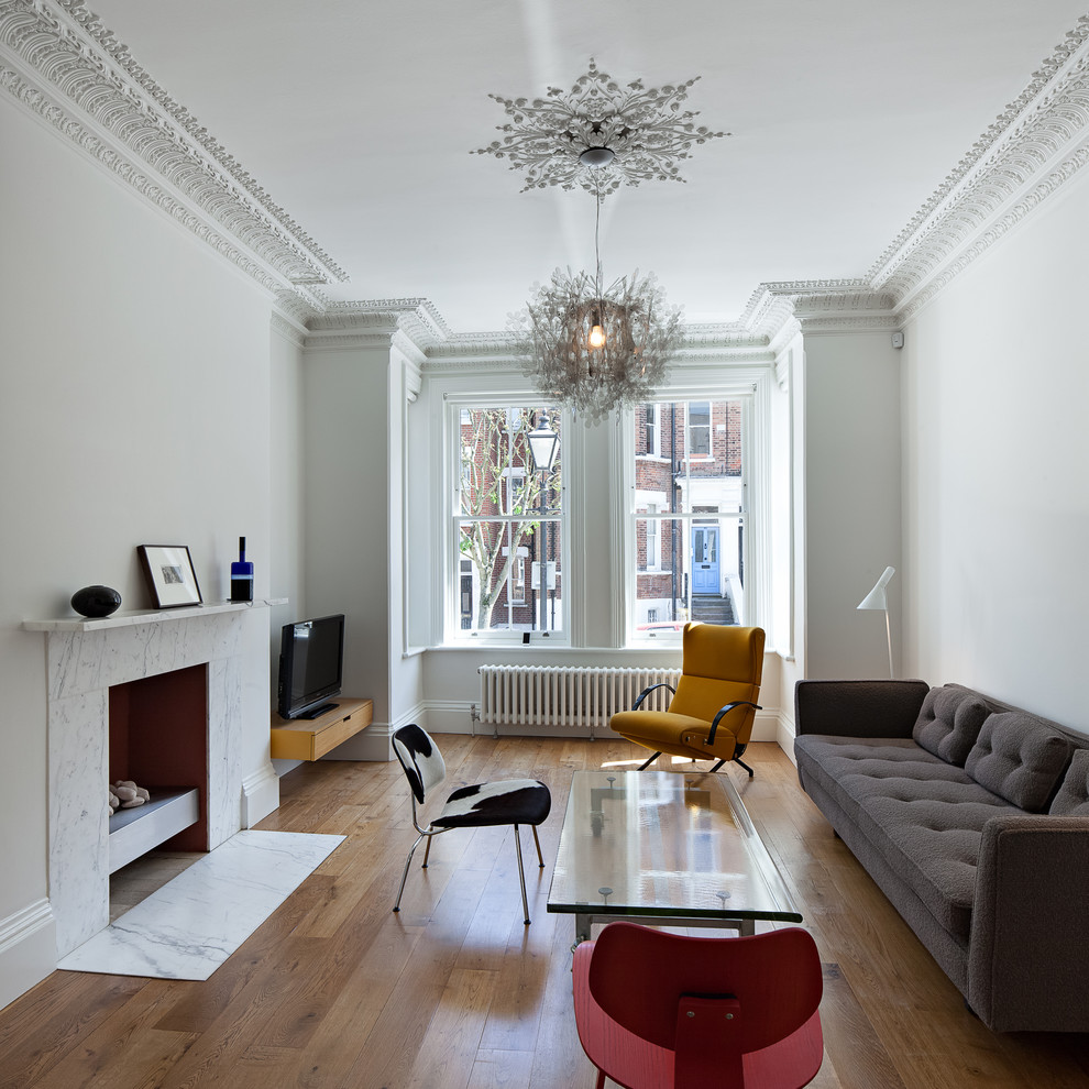 Idee per un soggiorno contemporaneo con pareti bianche, pavimento in legno massello medio e camino classico