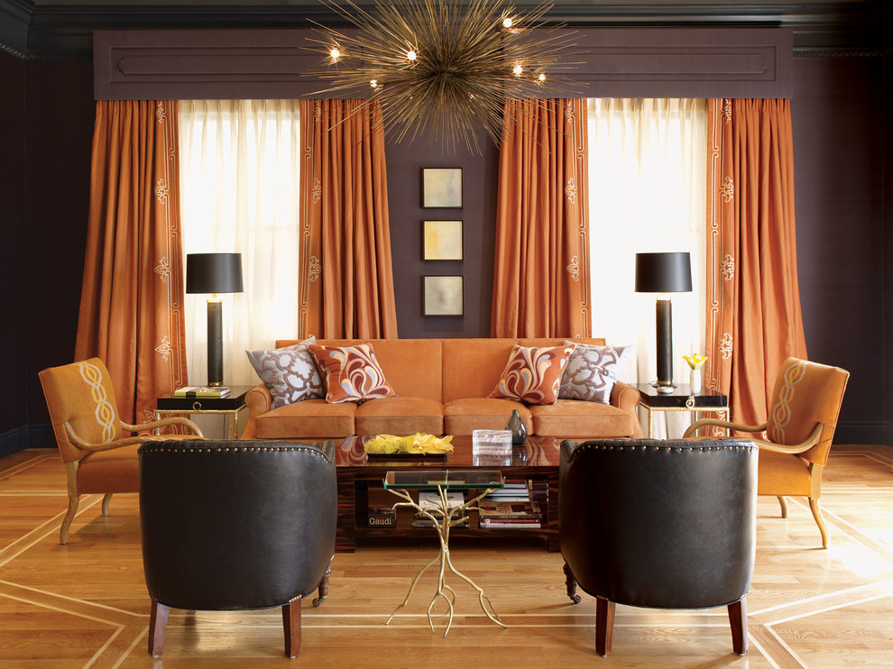 Источник вдохновения для домашнего уюта: большая открытая гостиная комната в современном стиле с фиолетовыми стенами, паркетным полом среднего тона и коричневым полом