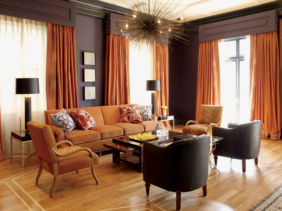 Свежая идея для дизайна: большая открытая гостиная комната в современном стиле с фиолетовыми стенами, паркетным полом среднего тона и коричневым полом - отличное фото интерьера