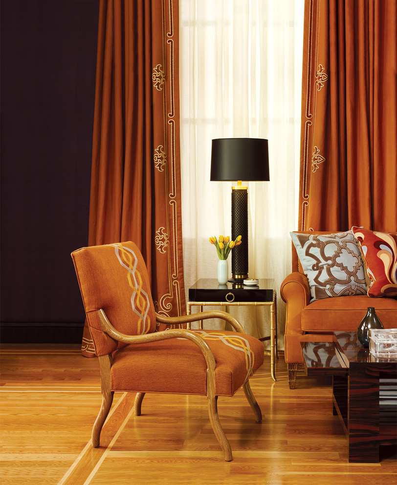Свежая идея для дизайна: большая открытая гостиная комната в современном стиле с фиолетовыми стенами, паркетным полом среднего тона и коричневым полом - отличное фото интерьера