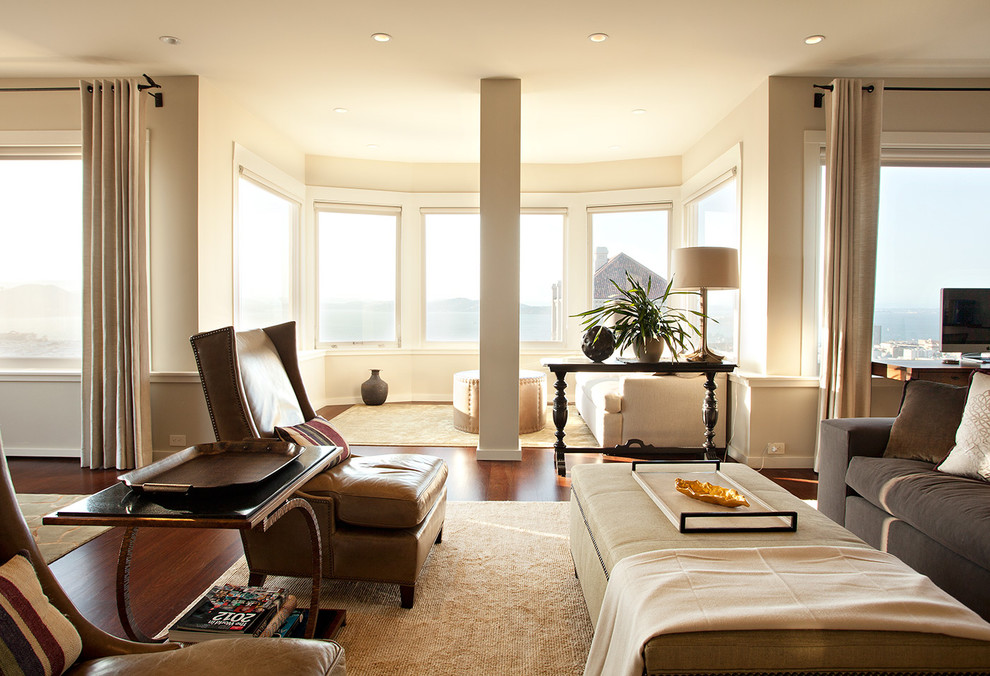 Modernes Wohnzimmer mit beiger Wandfarbe in San Francisco