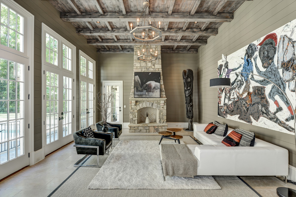 Modernes Wohnzimmer mit beiger Wandfarbe, Travertin, Kamin und Kaminumrandung aus Stein in Atlanta