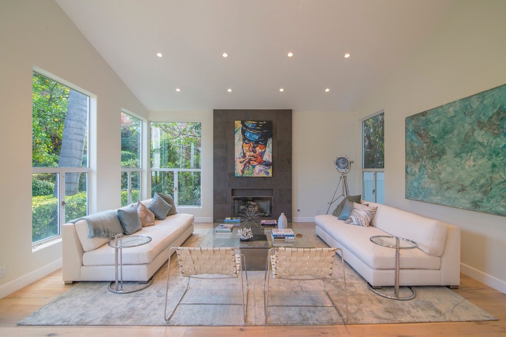 Repräsentatives, Fernseherloses Modernes Wohnzimmer mit weißer Wandfarbe, hellem Holzboden und Gaskamin in Los Angeles