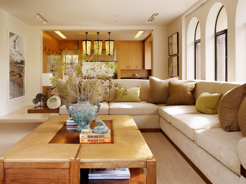 Esempio di un soggiorno design aperto con pareti beige