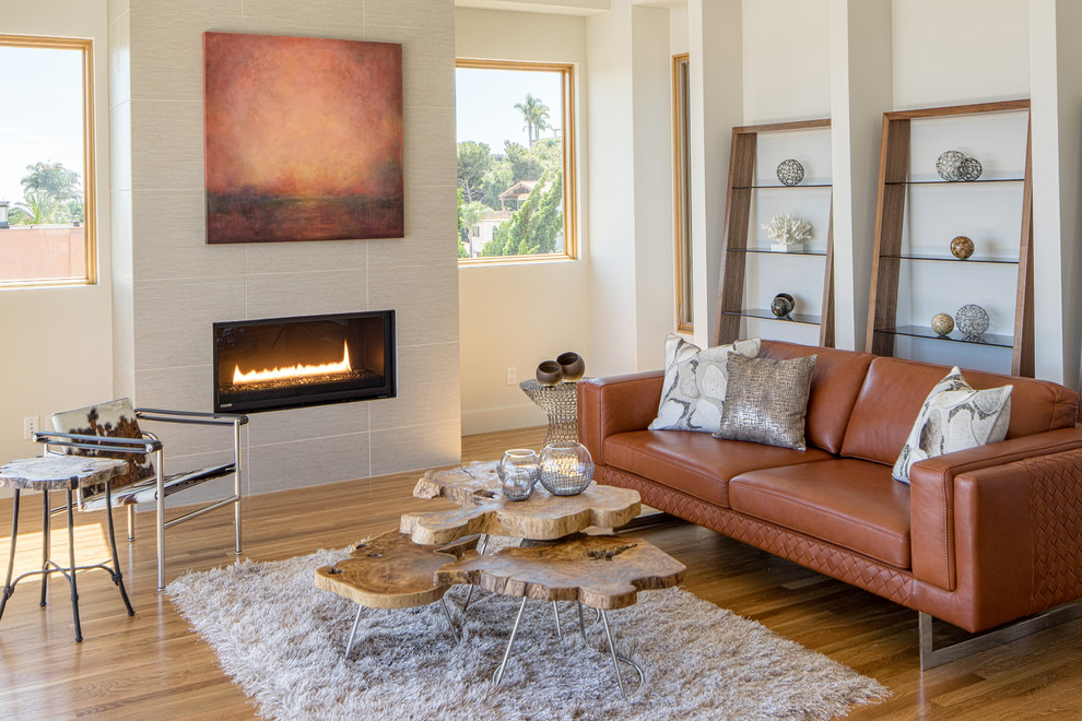 Foto di un soggiorno design con pareti beige, pavimento in legno massello medio e camino lineare Ribbon